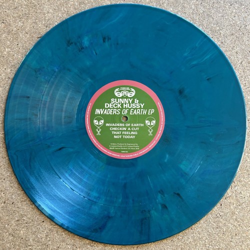 Sunny & Deck Hussy – Invaders Of Earth EP